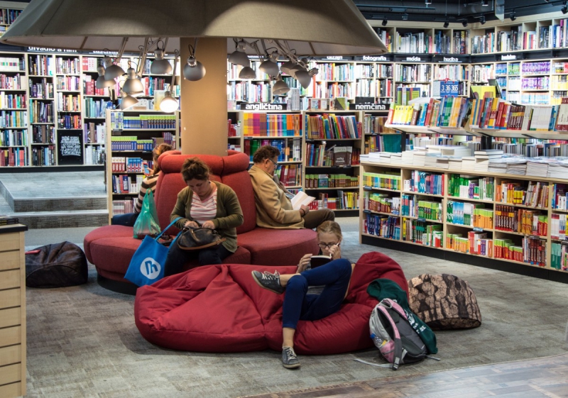 vitrine-PEILLE-min_books_bookstore_book_reader_readers_reading_shop_sale_books-849006
