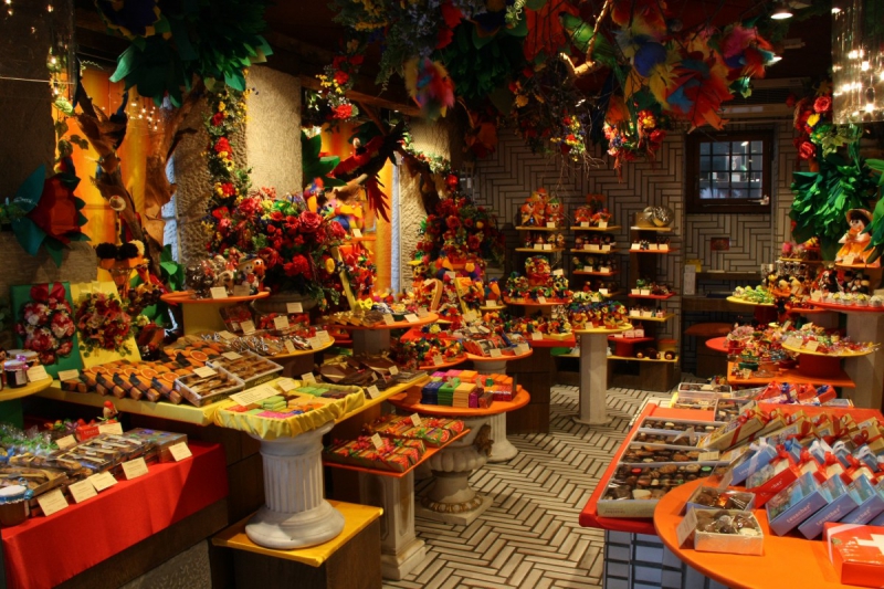 vitrine-PEILLE-min_candy_store_chocolate_shop_chocolate_switzerland-393515